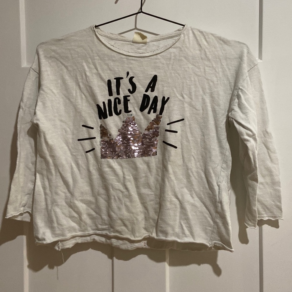 Zara kids long sleeve for the age of 10 and 140 cm is white and  cropped